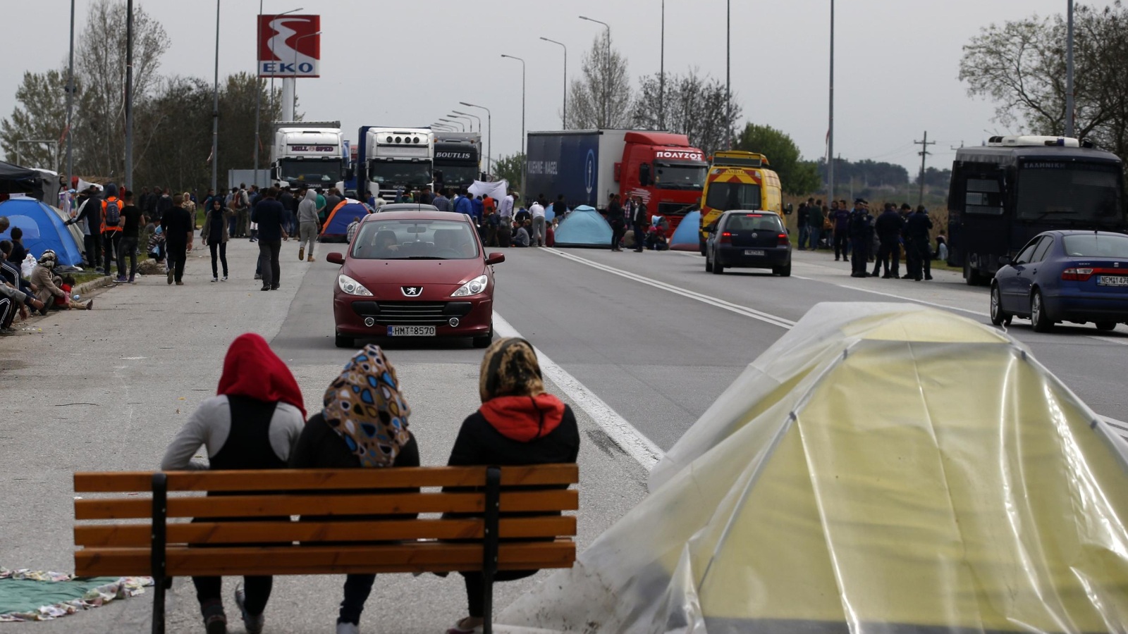 لاجئون يغلقون طريقا شمالي اليونان احتجاجا على منعهم من العبور إلى مقدونيا أسوشيتد برس)