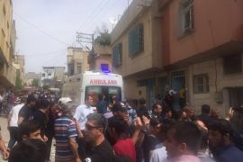 سيارة الإسعاف بمكان سقوط قذيقة بأحد أحياء مدينة كيليس جنوبي تركيا