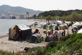 مخيم اللاجئين قرب ميناء مينيلي - اليونان
