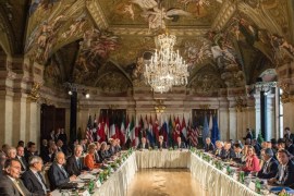 A general view of a meeting of the International Syria Support Group (ISSG) co-chaired by US Secretary of State John Kerry (C) and Russian Foreign Minister Sergei Lavrov (C-L) and joined by UN envoy for Syria Staffan de Mistura (C-R) at Palais Niederssterreich building in Vienna, Austria, 17 May 2016. Chief diplomats from about 20 countries are holding crisis talks on Syria in ths Austrian capital to discuss a ceasefire process and political settlement.