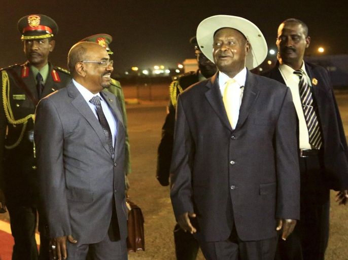 Sudan's President Omar al-Bashir (L) smiles with Uganda's President Yoweri Museveni as he arrives at Khartoum Airport for talks during an official visit to Sudan September 15, 2015. The visit comes amid strained relations between Khartoum and Kampala as the two countries trade accusations of support to rebel groups. Sudan accuses Uganda of harboring rebel group members of the Sudanese Revolutionary Front (SRF) while Uganda claims that the rebels of the Lord Resistance Army (LRA) are in western Sudan. REUTERS/Mohamed Nureldin Abdallah