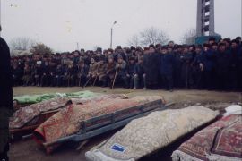 مراسم بالعاصمة الشيشانية غروزني لدفن جماعي لضحايا سقطوا خلال الحرب الروسية بشمالي القوقاز. الجزيرة نت
