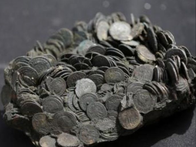 انتشل علماء آثار في إسرائيل تماثيل برونزية وآلاف العملات من سفينة تجارية غرقت قبالة ساحل البحر المتوسط قبل نحو 1600 عام في أواخر الحقبة الرومانية