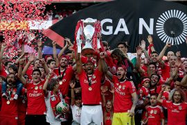 epa05308523 Benfica´s players celebrate their team's victory in the Portuguese Soccer First League after defeating Nacional da Madeira at Luz stadium in Lisbon, Portugal, 15th May 2016. EPA/ANTONIO COTRIM