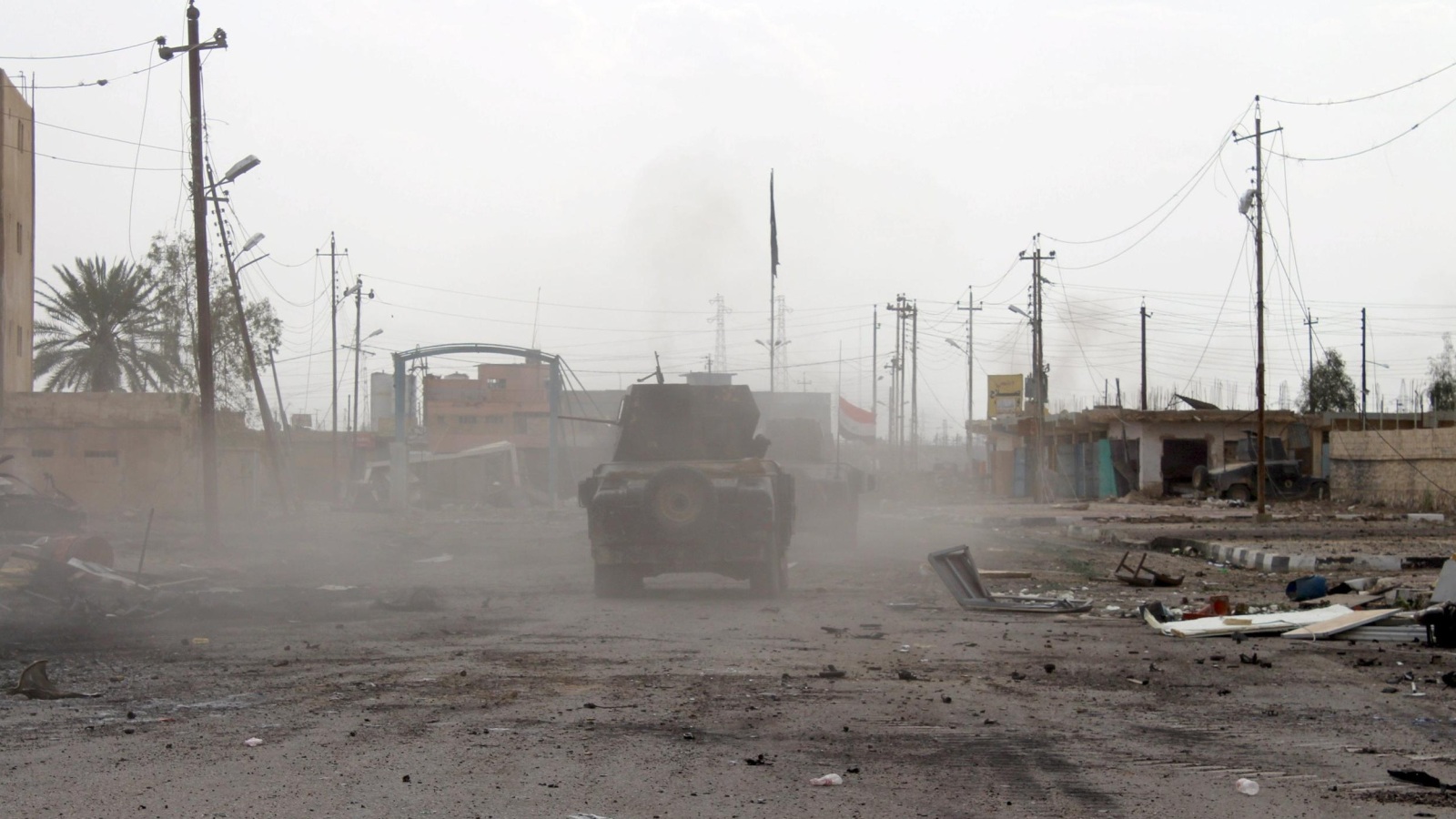 ‪آلية عراقية داخل مدينة هيت بمحافظة الأنبار, وكان الجيش العراقي أعلن قبل أسابيع استعادة المدينة من تنظيم الدولة‬ (رويترز)
