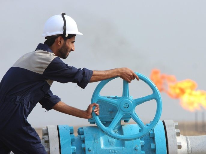 A worker checks a valve of an oil pipe at Nasiriya oilfield in Nasiriya province, southeast of Baghdad,Iraq October 30, 2015. REUTERS/Essam Al-Sudani FOR EDITORIAL USE ONLY. NO RESALES. NO ARCHIVE.