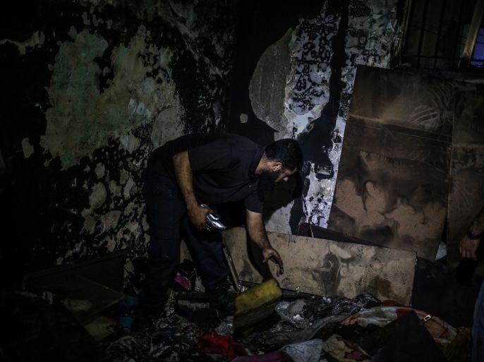 لقي ثلاثة أطفال فلسطينيين من عائلة واحدة مصرعهم وأصيب آخرون، في وقت متأخر من مساء الجمعة، إثر حريق هائل اندلع بسبب الشموع في منزلهم الكائن بمخيم الشاطئ غربي مدينة غزة، بحسب مصادر محلية.