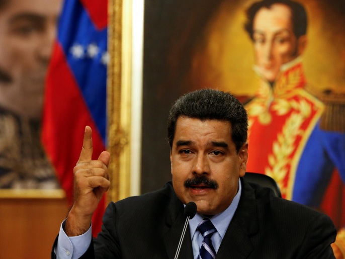 مادورو اتهم معارضيه بالتزوير للمضي في مشروع استفتاء لإقالته (رويترز)
