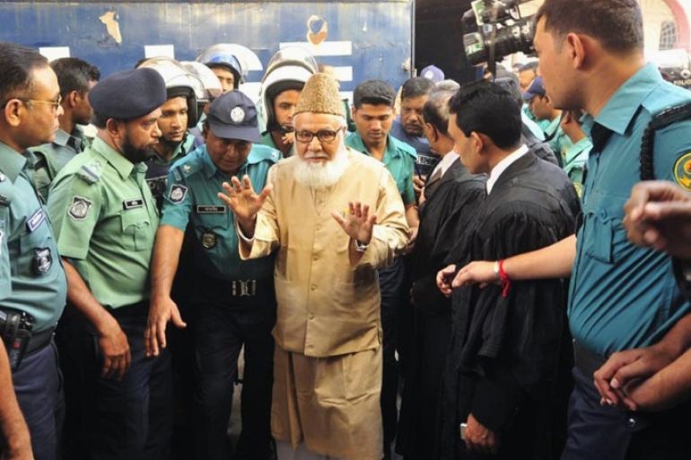 Motiur Rahman Nizami (C), a leader of Bangladesh Jamaat-E-Islami, arrives at a court before a verdict of an arms smuggling case in Chittagong January 30, 2014. A Bangladeshi court sentenced to death on Thursday 14 people including Nizami, a former security agency chief and a former deputy government minister for involvement in the country's biggest ever arms smuggling case. Police seized 10 truck-loads of weapons in a raid on a state-owned jetty in the southeastern port city of Chittagong in 2004. REUTERS/Stringer (BANGLADESH - Tags: POLITICS CRIME LAW TPX IMAGES OF THE DAY)