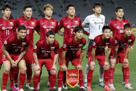 Shanghai SIPG starting players pose for a photo prior to the kickoff of the AFC Champions League round 16 match against FC Tokyo at Tokyo Stadium in Tokyo, Japan, 17 May 2016.