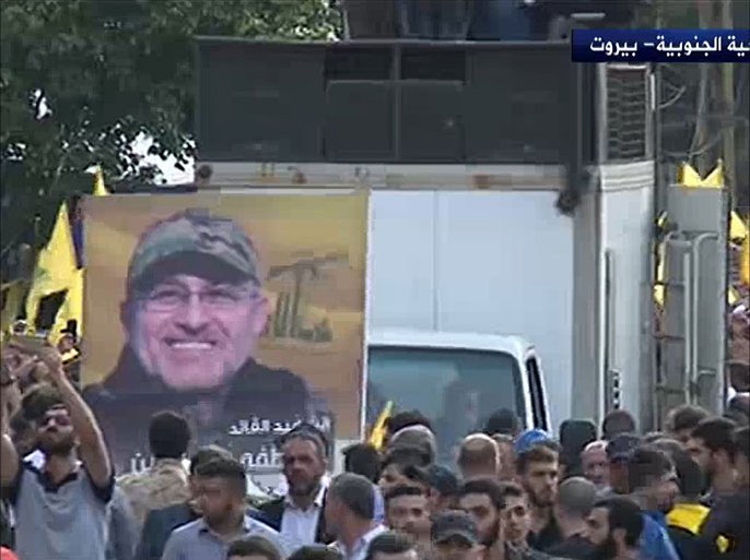 موكب تشييع القيادي العسكري البارز في حزب الله اللبناني مصطفى بدر الدين الذي قتل في انفجار بسوريا