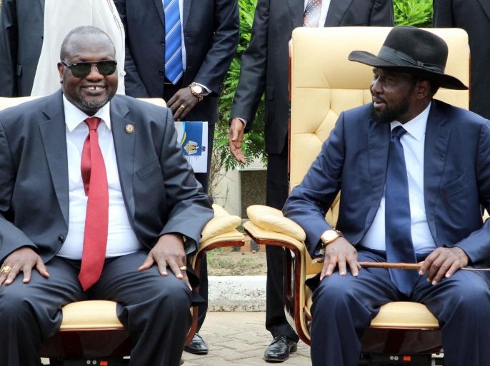 South Sudan President Salva Kiir (R) and former rebel leader and First Vice-President Riek Machar (L) attend a ceremony after a new unity government was sworn-in, Juba, South Sudan, 29 April 2016. South Sudan President Salva Kiir named a new unity government sharing power with former rebel leader Riek Machar, ending a conflict that erupted since mid-December 2013. According to peace agreement, the interim government will govern for the next 30 months before holding general elections.