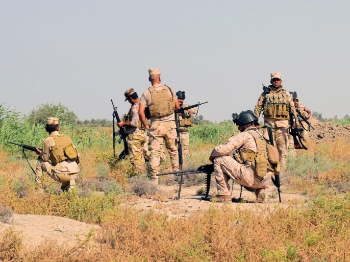 Iraqi soldiers take up position during a military operation southwest of Fallujah city, western Iraq, 23 May 2016. The Iraqi Army on 23 May began an offensive to liberate the city of Fallujah, located around 50 kilometers east of Baghdad in the western province of Al Anbar, from the hands of the Islamic State (IS).