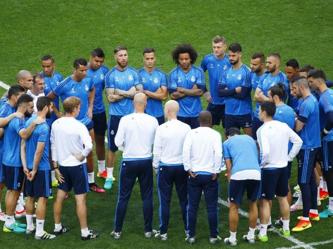 Football Soccer - Real Madrid Training - San Siro Stadium, Milan, Italy - 27/5/16 Real Madrid coach Zinedine Zidane speaks to his players during training Reuters / Tony Gentile Livepic EDITORIAL USE ONLY.