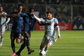 Lionel Messi of Argentina (R) vies for the ball with Maynor Figueroa of Honduras (2-R) during a friendly soccer match between Argentina and Honduras at the San Juan del Bicentenario stadium in San Juan, Argentina, 27 May 2016.