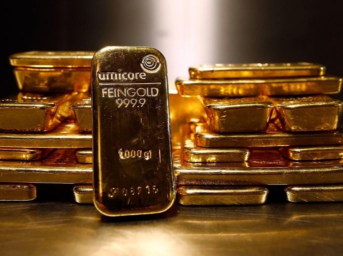 Gold bars are stacked at a safe deposit room of the ProAurum gold house in Munich in this March 6, 2014 file picture. Gold climbed above $1,300 an ounce on January 21, 2015 for the first time since August as a softer dollar, worries about the global economy and hopes of stimulus measures from the European Central Bank (ECB) fuelled demand. REUTERS/Michael Dalder/Files (GERMANY - Tags: BUSINESS COMMODITIES)