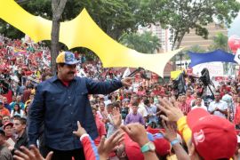 Venezuela's President Nicolas Maduro greets supporters during a rally in support to the Venezuelan government's housing programs at the Miraflores Palace in Caracas, Venezuela May 11, 2016. Miraflores Palace/Handout via REUTERS ATTENTION EDITORS - THIS PICTURE WAS PROVIDED BY A THIRD PARTY. EDITORIAL USE ONLY.