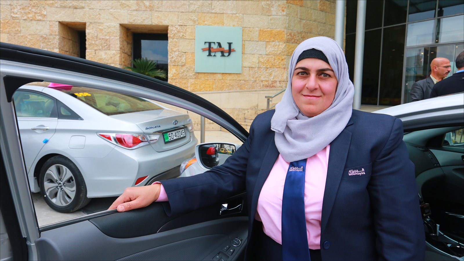 ‪إحدى سائقات سيارات الأجرة المخصصة للنساء في الأردن‬ (الجزيرة)