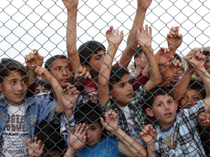 Syrian refugee children stand at a fence after German Chancellor Angela Merkel, EU Council President Donald Tusk and Turkish Prime Minister Ahmet Davutoglu (none pictured) visited the refugee camp in Nizip district near Gaziantep, Turkey, 23 April 2016. Merkel travelled to Turkey with the President of the European Council, Donald Tusk, to get informed about the implementation of the EU-Turkey Refugee Agreement.