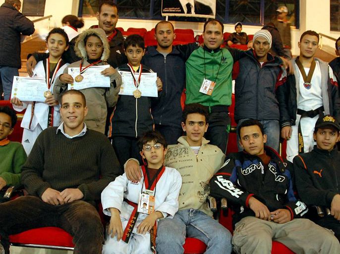 صورة للمدرب أشرف السعدني مع مجموعة من المتدربين تحت يده