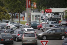Cars wait to get gas at a petrol station at a supermarket in Saint-Sebastien-sur-Loire near Nantes, France, May 21, 2016 as Total has halted output at some units of three of its refineries in France due to protests over proposed labour law reform that have prompted a blockade of oil depots and petrol stations. REUTERS/Stephane Mahe ATTENTION EDITORS FRENCH LAW REQUIRES THAT VEHICLE REGISTRATION PLATES ARE MASKED IN PUBLICATIONS WITHIN FRANCE