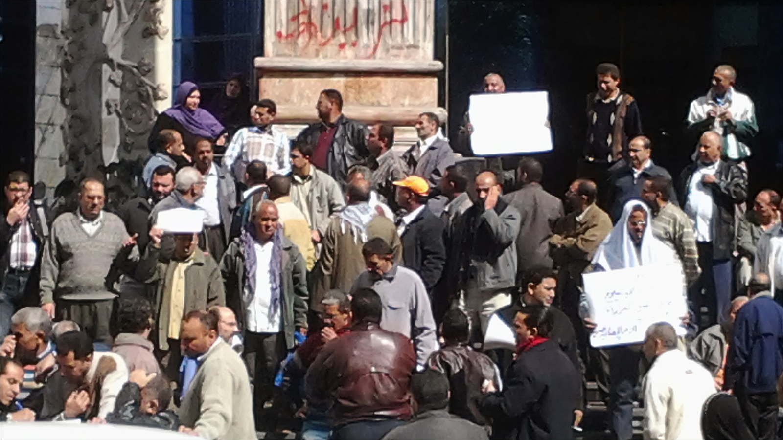 ‪عمال تظاهروا قبل يومين بالقاهرة مطالبين بتعديل كافة القوانين التي تنظم العلاقة بين العمال وأصحاب الأعمال‬ (