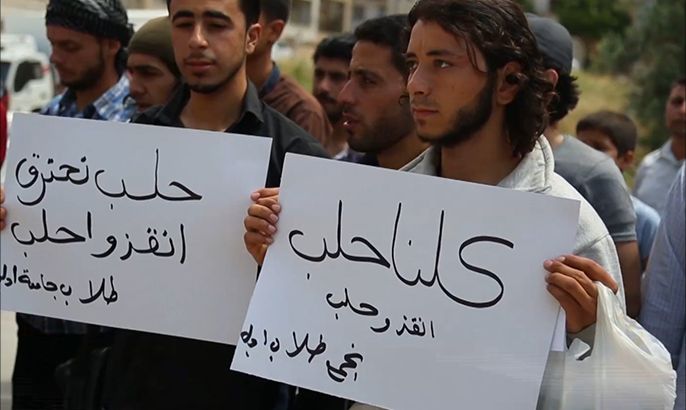 وقفة احتجاج لطلاب جامعة إدلب تضامنا مع حلب