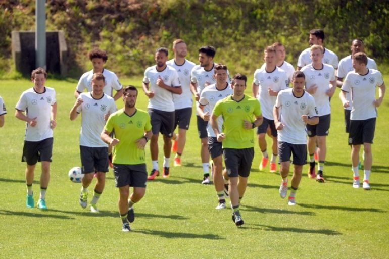 German players warm up during a training session of the German national soccer team in Ascona, southern Switzerland, 26 May 2016. Germany's national soccer team holds a training camp in Ascona in preperation for the upcoming UEFA EURO 2016 in France.