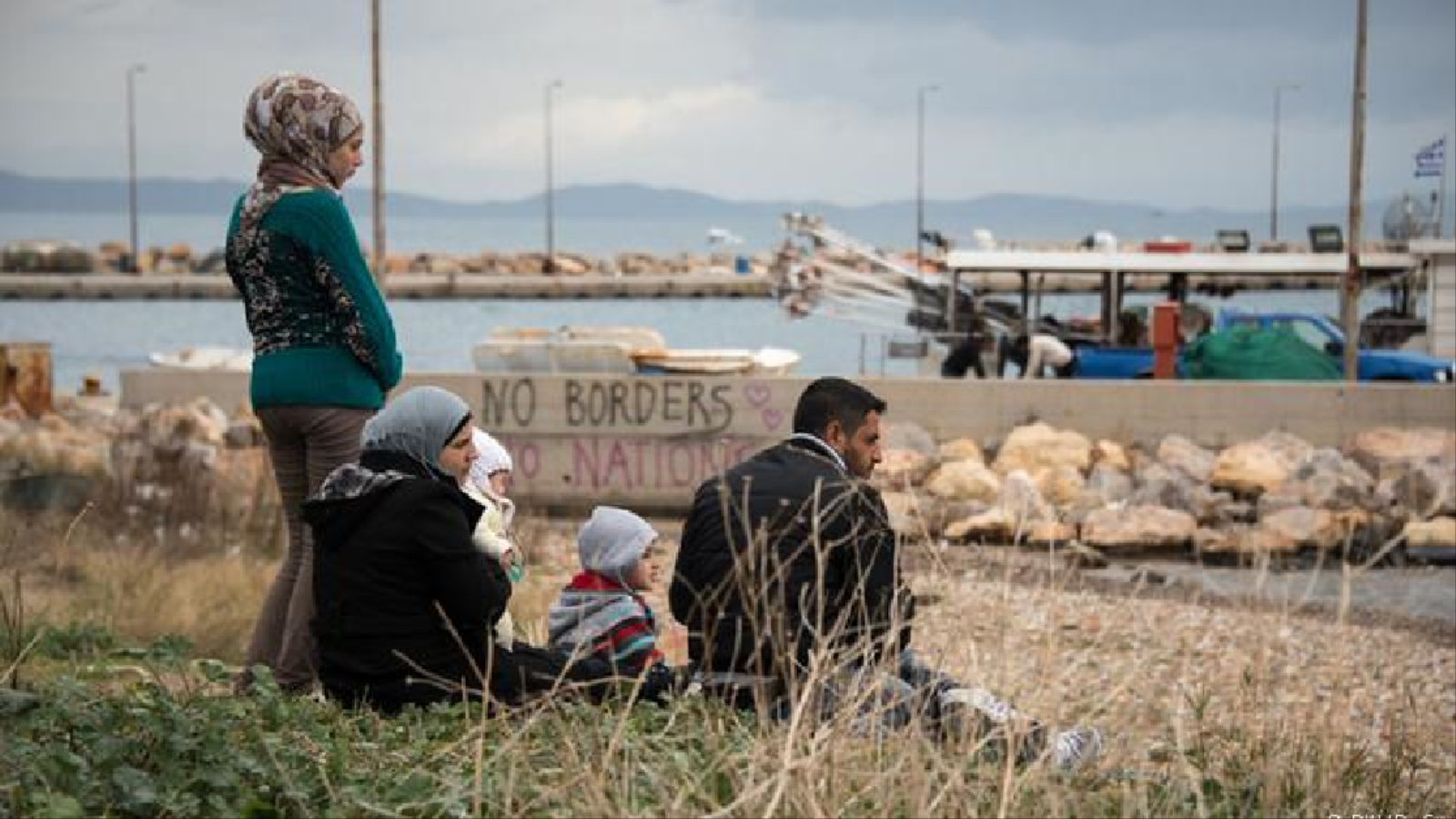لاجئون  عرب في إحدى جزر اليونان (دويتشه فيلله-أرشيف)