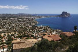 A general view of the Spanish eastern coastal tourist village of Calpe is seen near Alicante, August 9, 2013. Spain's coastline is disappearing, with the construction of new buildings, at a rate of two acres per day, Greenpeace said on Thursday. REUTERS/Heino Kalis (SPAIN - Tags: ENVIRONMENT BUSINESS CONSTRUCTION CITYSCAPE)