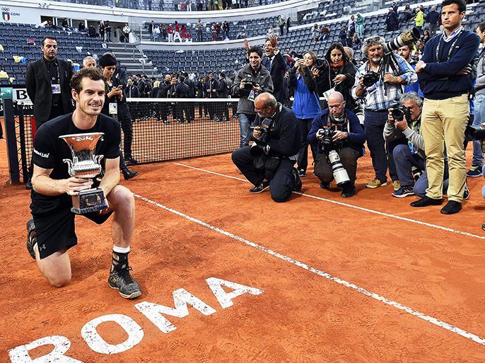 epa05308270 Britain's Andy Murray (L) poses with his trophy after defeating Serbia's Novak Djokovic in their men's final of the Italian Open tennis tournament at the Foro Italico in Rome, Italy, 15 May 2016. EPA/CLAUDIO ONORATI