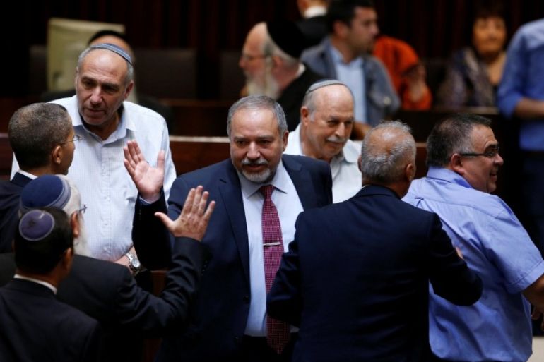 Avigdor Lieberman (C), head of far-right Yisrael Beitenu party is greeted as he arrives to the opening of the summer session of the Knesset, the Israeli parliament in Jerusalem, May 23, 2016. REUTERS/Ronen Zvulun