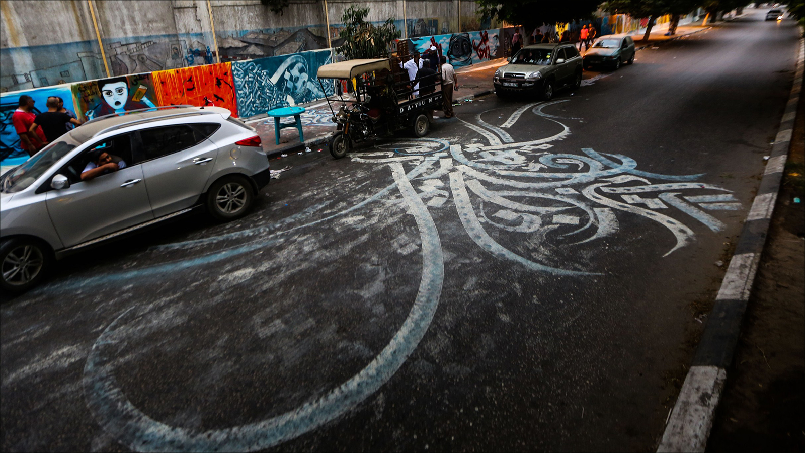 الفنان بلال رسم أيضا على أرضية إحدى الطرق العامة(الجزيرة)