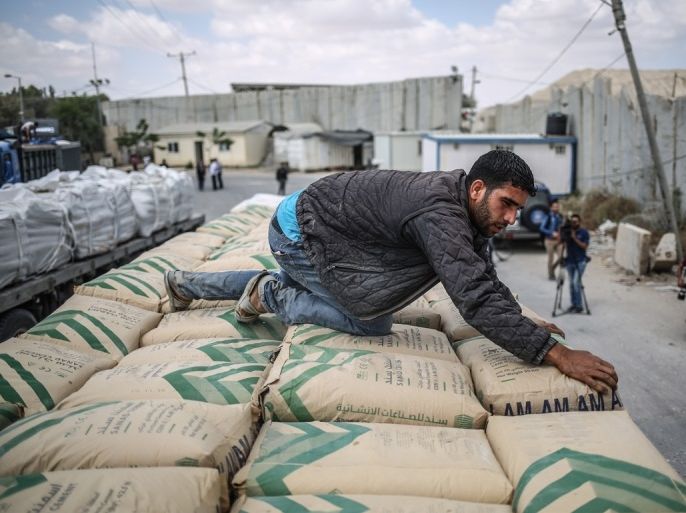 غزة تستقبل شاحنات محملة بالإسمنت بعد حظر إسرائيل دخولها لمدة سبعة أسابيع
