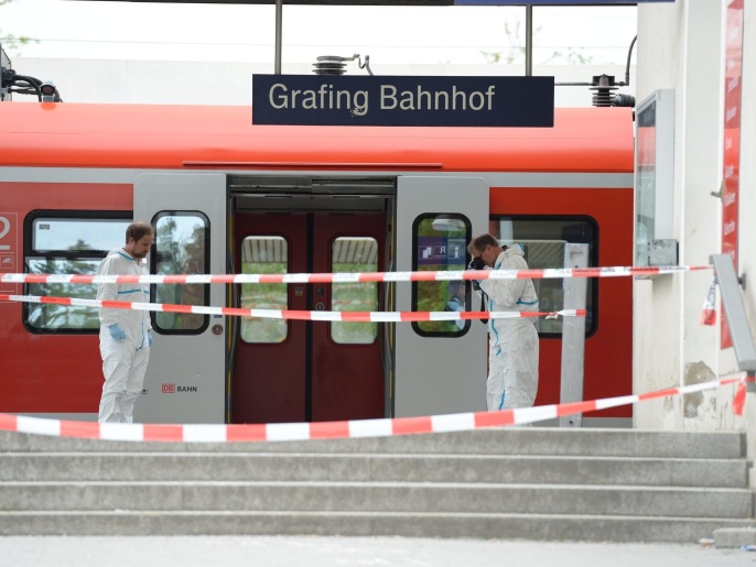 عناصر من الشرطة الألمانية بموقع الهجوم داخل محطة قطار بمدينة فورتسبورغ (الأوروبية)