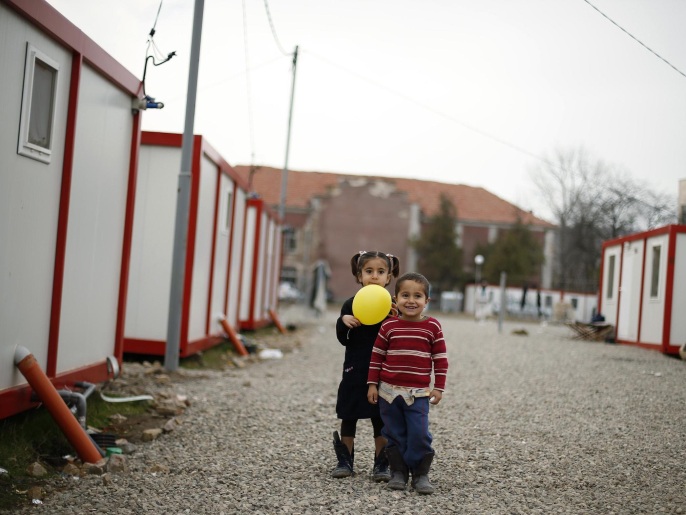 Syrian refugee children react to being photographed at a refugee centre in the town of Harmanli, some 250 km (155 miles) southeast of Sofia January 21, 2014. The Bulgarian army has started to build 30-km long fencing at the border with Turkey to prevent an influx of illegal immigrants, mainly asylum seekers from Syria, according to local media. REUTERS/Stoyan Nenov (BULGARIA - Tags: SOCIETY IMMIGRATION POLITICS CONFLICT)