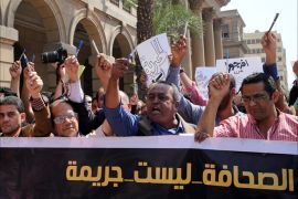 epa05281309 Egyptian journalists hold up pens and banner reading in Arabic 'journalism is not a crime' during a protest outside the Egyptian Press Syndicate in downtown Cairo, Egypt, 28 April 2016.