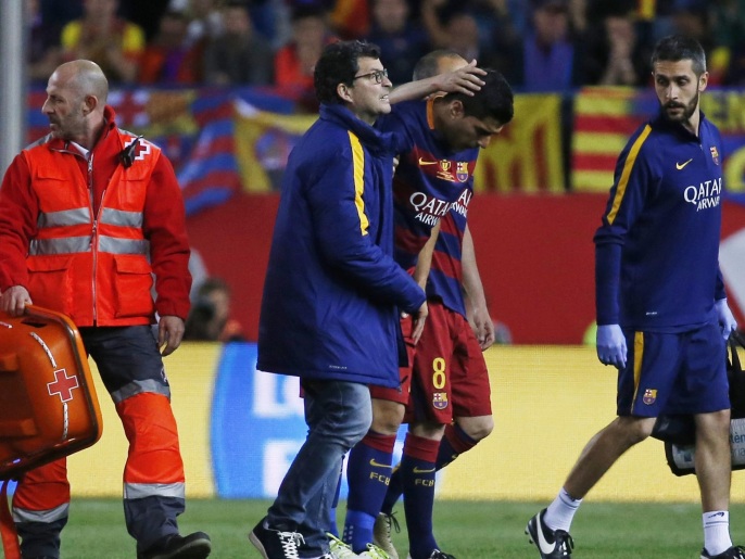 سواريز تعرض لإصابة أمام إشبيلية في نهائي كأس إسبانيا (رويترز)