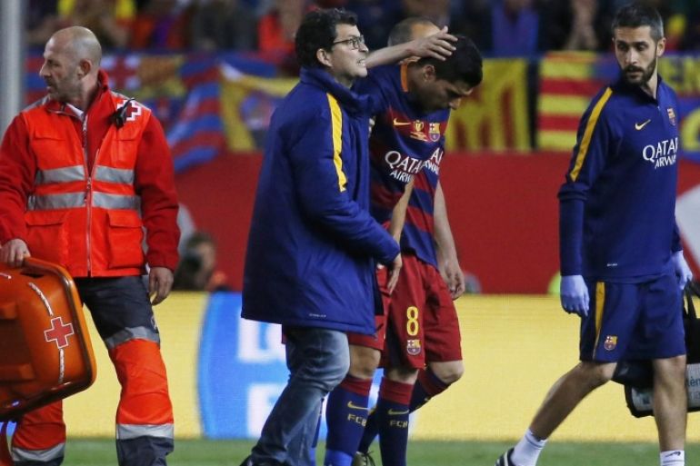 Soccer Football - FC Barcelona vs Sevilla - Copa del Rey Final - Vicente Calderon, Madrid, Spain - 22/5/16 Barcelona's Luis Suarez goes off injured Reuters / Sergio Perez Livepic EDITORIAL USE ONLY.