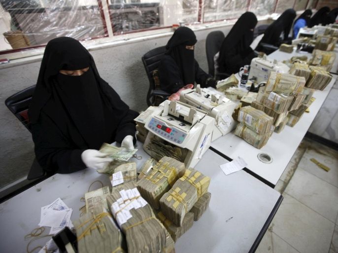 Money exchangers count stacks of Yemeni rials in of the Central Bank of Yemen in Sanaa, Yemen, November 15, 2015. REUTERS/Mohamed al-Sayaghi