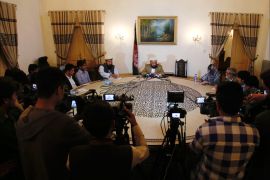 epa05314707 Afghan deputy Chief executive Mohammad Khan (C) talks with journalists about the recently signed draft of agreement between Afghan government and Hezb-e- Islami leader Gulbuddin Hekmatyar during a press conference in Kabul, Afghanistan, 18 May 2016