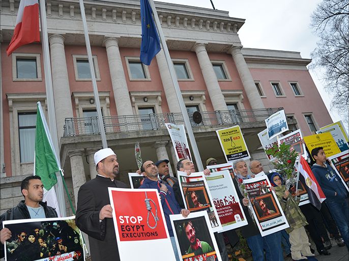 مصريون يتظاهرون أمام سفارة إيطاليا ببرلين تنديدا بقتل الباحث جوليو ريجيني وانتهاكات حقوق الإنسان بمصر. الجزيرة نت