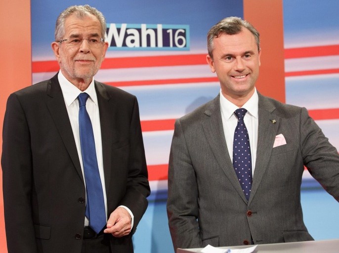 Norbert Hofer (R) of far right-wing Austrian Freedom Party (FPOe) and Independent presidential candidate Alexander Van der Bellen (L), supported by the Green Party, as they attend a TV interview on the Austrian presidential elections run-off in Vienna, Austria, 22 May 2016.
