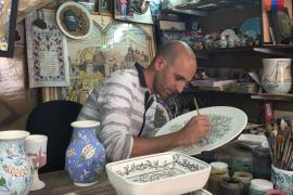 عوض الرجوب-الخزف الأرمني يكافح للبقاء في القدس -ليبدجيان يرى في صناعة الخزف متعة خاصة ويعتبره فنا تراثيا (الجزيرة نت)