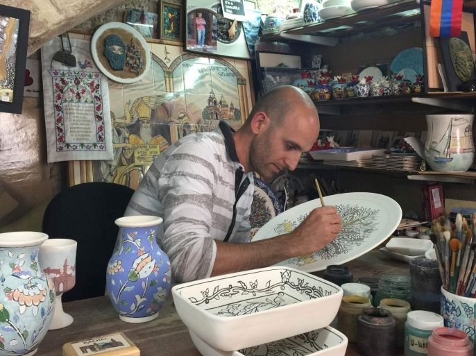 عوض الرجوب-الخزف الأرمني يكافح للبقاء في القدس -ليبدجيان يرى في صناعة الخزف متعة خاصة ويعتبره فنا تراثيا (الجزيرة نت)