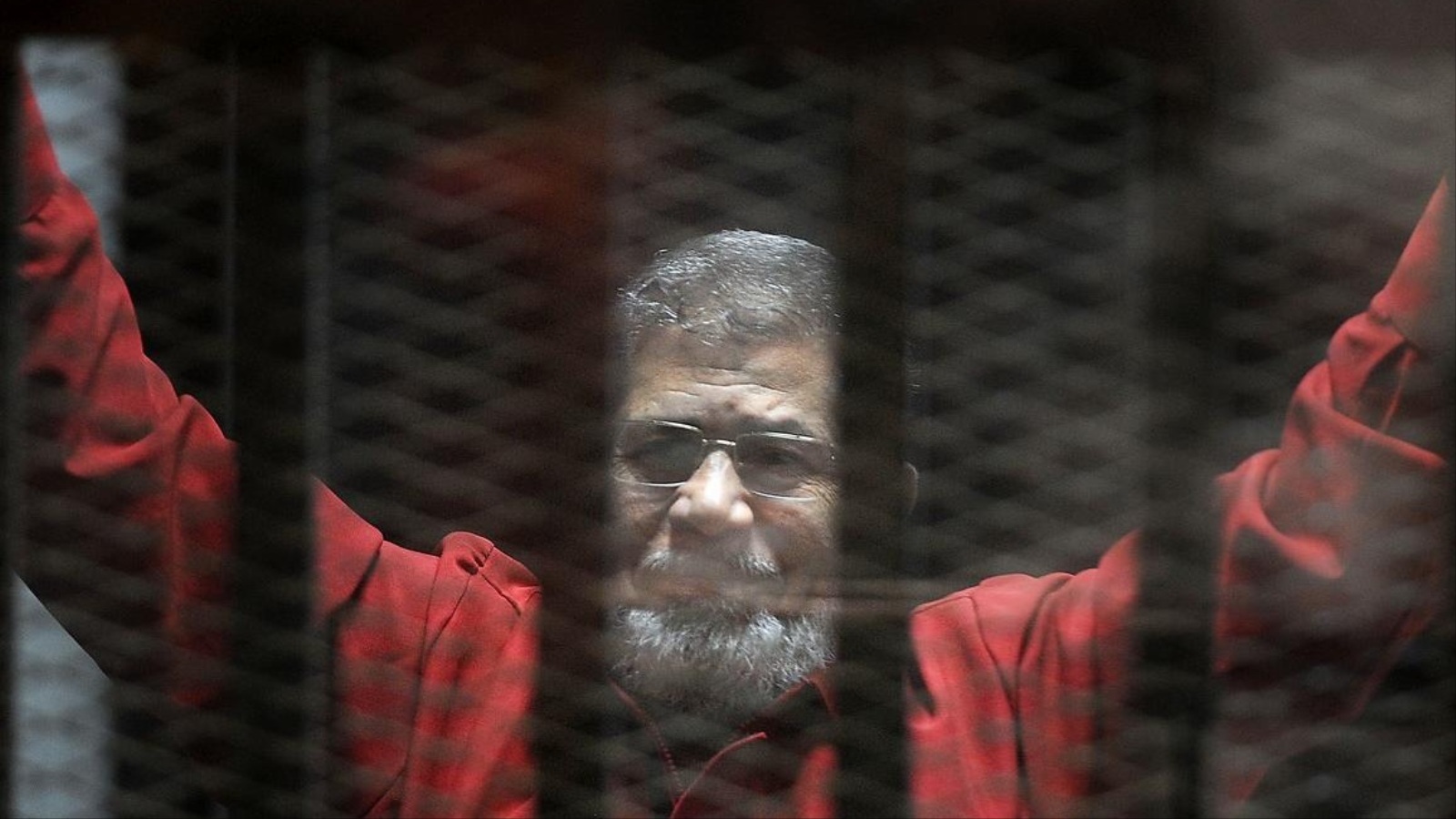 ‪مرسي وراء القضبان بعد إطاحته من السلطة في انقلاب عسكري‬ مرسي وراء القضبان بعد إطاحته من السلطة في انقلاب عسكري (الأناضول)