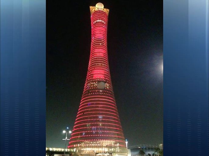برج الشعلة في الدوحة يكتسي باللون الأحمر تعبيرا عن تضامن أهل #قطر مع مدينة #حلب السورية