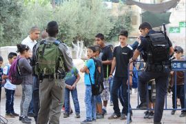 باب الأسباط المؤدي إلى المسجد الأقصى - جنود الاحتلال يحتجزون عددا من الأطفال وطلاب المدارس ويمنعون دخولهم للأقصى