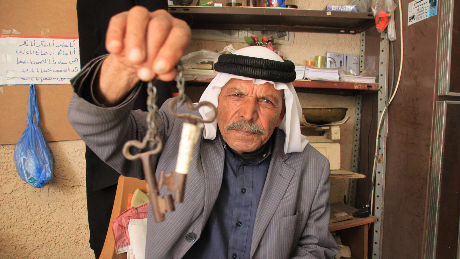 ‪شاهر الخطيب يحمل مفتاح منزل عائلته الذي هجر منه في قرية البرج إبان النكبة‬ (الجزيرة)