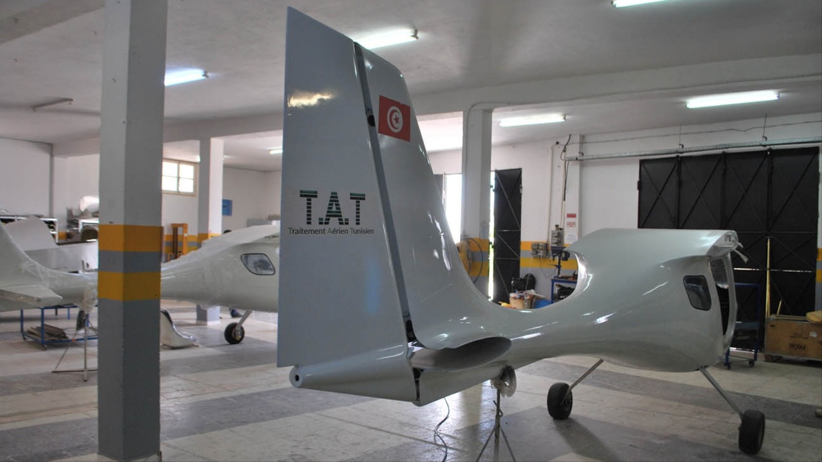 رغم أن الطائرات مصنعة في تونس وتحمل العلم التونسي فإن أصحابها لا يستطيعون تسويقها داخليا (الجزيرة)